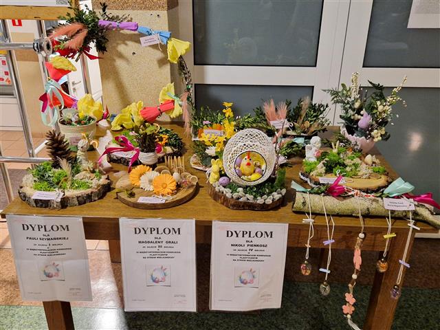 Wystawa w holu Bursy prezentująca stroiki wielkanocne biorące udział w Międzyinternackim Konkursie Stroików Wielkanocnych