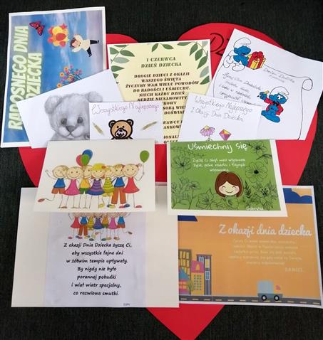 Zdjęcie kart z życzeniami przygotowanymi przez wychowanków Bursy dla dzieci z Placówki Pieczy Zastępczej "Korczakówka" z okazji Dnia Dziecka