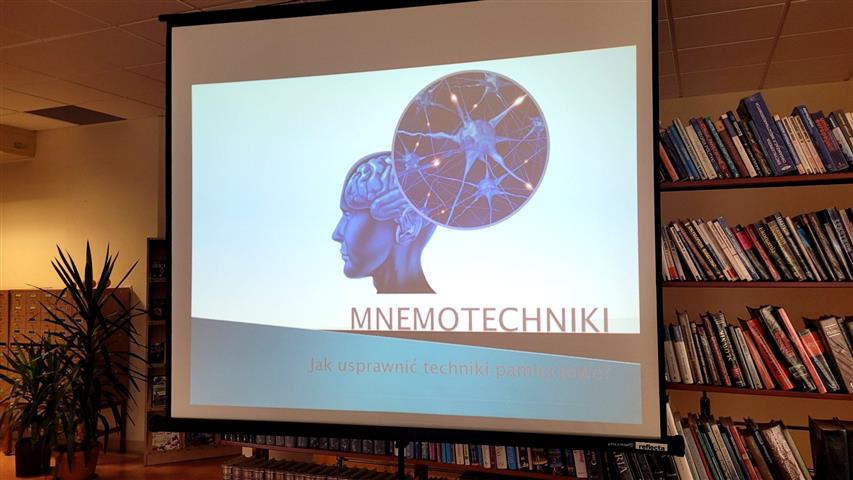 Temat zajęć: „Mnemotechniki” wyświetlony na ekranie. 