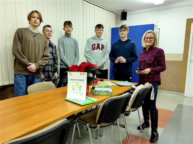 Uśmiechnięci wychowankowie i pani Rzecznik TPD pozują do wspólnego zdjęcia