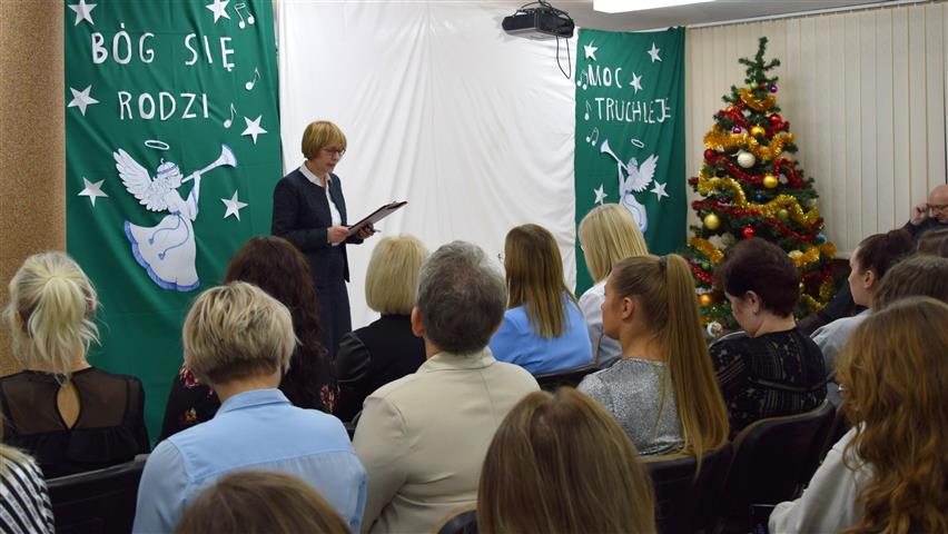 Pani Dyrektor Bursy Regionalnej w Ostrołęce składa życzenia świąteczne pracownikom oraz wychowankom bursy podczas spotkania wigilijnego