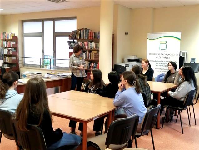 Wychowankowie Bursy w Bibliotece Pedagogicznej w Ostrołęce na prelekcjach z okazji Światowego Dnia Książki