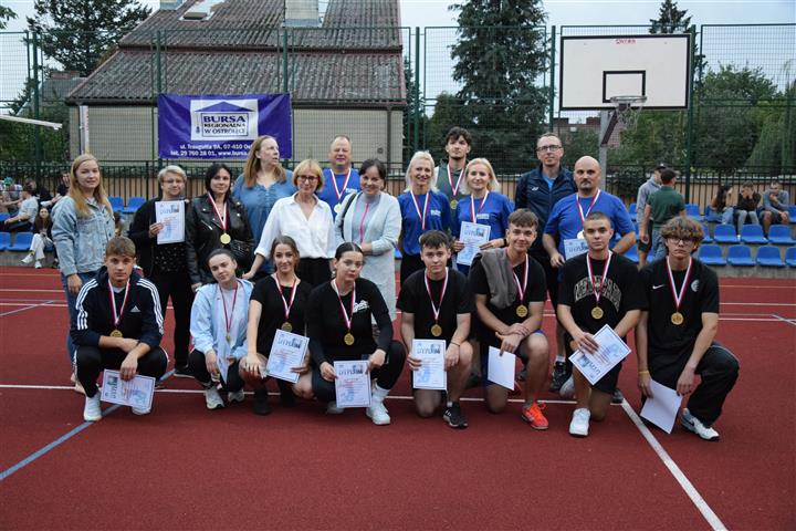 14.	Zdjęcie przedstawia wychowanków, wychowawców nagrodzonych medalami i dyplomami oraz Panią Dyrektor i Panią Kierownik 