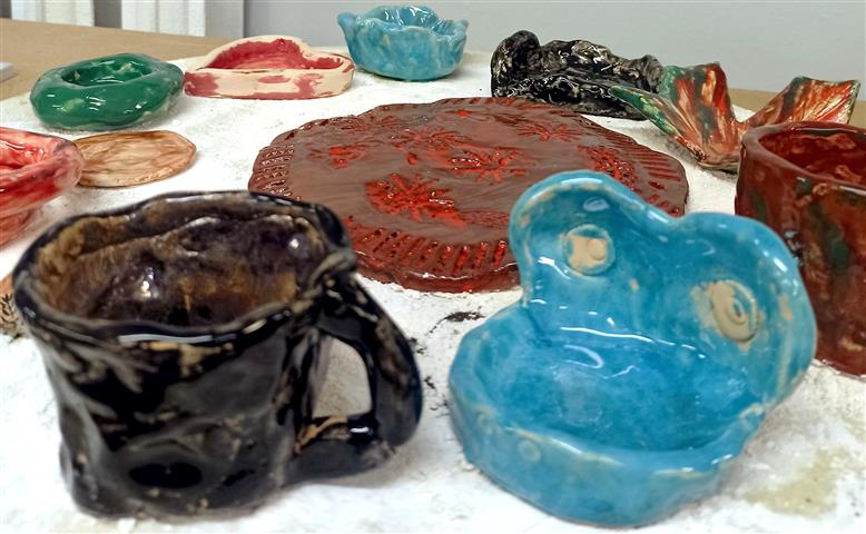 Kolorowe wytwory ceramiczne wykonane przez wychowanki bursy w ramach warsztatów ceramicznych
