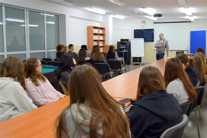 Psycholog prezentujący treści dotyczące hejtu i relacji rówieśniczych wychowankom Bursy Regionalnej w Ostrołęce