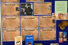 Wystawa upamiętniająca patrona roku na Mazowszu 2025 – Antoniego Słonimskiego. Biografia, zdjęcia. Na stoliku znajdują się książki i zakładki do książek Antoniego Słonimskiego.