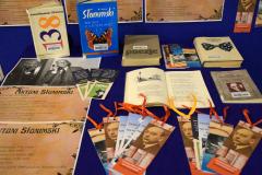 Na stoliku znajdują się książki i zakładki do książek Antoniego Słonimskiego.