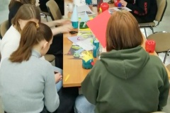 Wychowankowie podczas warsztatów ekologicznych „Drugie życie plastikowych butelek i nakrętek"