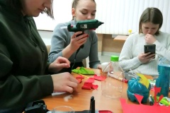 Wychowankowie podczas warsztatów ekologicznych szukają pomysłów na wytwory z plastikowych butelek i nakrętek