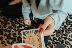 Wychowankowie rozdają koleżankom ulotki edukacyjne z numerem telefonu zaufania dla dzieci i młodzieży