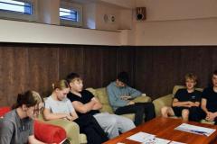 Na zdjęciu wychowanka czyta uczestnikom zajęć informacje na temat „Zaufane spotkanie – o telefonie zaufania dla dzieci i młodzieży 116 111”