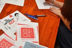 Wychowankowie podczas zajęć pt. „Zaufane spotkanie – o telefonie zaufania dla dzieci i młodzieży 116 111” tworzą plakat na wystawę pt. „Most zaufania”