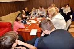 Grupa wychowanków bursy podczas zajęć. Praca w grupach.