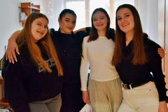 Grupa wychowanek podczas akcji informacyjnej w bursie.