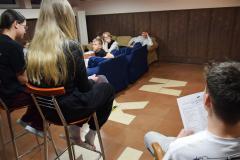 Grupa wychowanków bursy podczas zajęć.