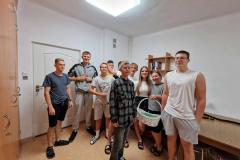 Zdjęcie przedstawia wychowanków placówki wraz z koszem czekoladek.