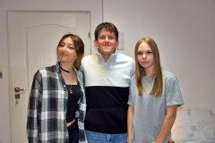 Wcychowankowie - dwie dziewczyny i jeden chłopiec pozują do zdjęcia
