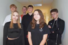 Pięcioro uśmiechniętych wychowanków pozuje na białym tle. Na pierwszym planie dwie dziewczyny, z tyłu czworo chłopców.