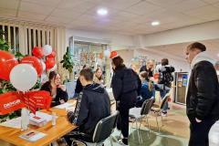 Wychowankowie przy stanowiskach przygotowanych do rejestracji potencjalnych Dawców Szpiku