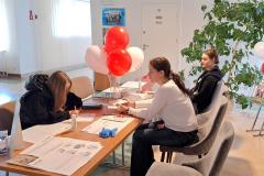 Młodzież z wychowawcą podczas rejestracji potencjalnych Dawców Szpiku