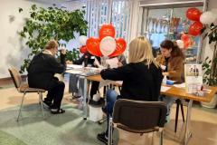 Młodzież z wychowawcą podczas rejestracji potencjalnych Dawców Szpiku