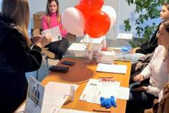 Młodzież z wychowawcą podczas rejestracji potencjalnych Dawców Szpiku