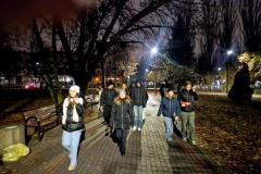 Wychowankowie idący przez park