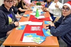 Młodzież z bursy przygotowuje świąteczne kartki w radosnej atmosferze