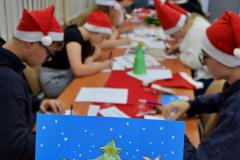 W bursie zapanował świąteczny nastrój – wspólnie przygotowaliśmy kolorowe kartki, dzieląc się kreatywnością i dobrym humorem