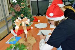 Przy świątecznych dekoracjach powstają kolejne ręcznie pisane kartki