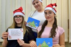 Wychowanki bursy z dumą prezentują kartki świąteczne, wprowadzając wszystkich w magiczny nastrój nadchodzących świąt