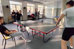 Chłopcy rozgrywają mecz w tenisa stołowego