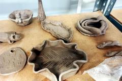 Warsztaty ceramiczne: wytwory wychowanek bursy wykonane z gliny