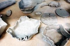 Warsztaty ceramiczne: wytwory wychowanek bursy wykonane z gliny