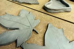 Warsztaty ceramiczne: wytwory gliniane wykonane przez wychowanki bursy
