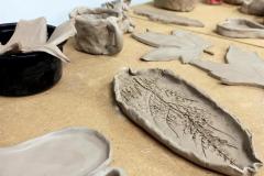 Warsztaty ceramiczne: wytwory gliniane wykonane przez wychowanki bursy