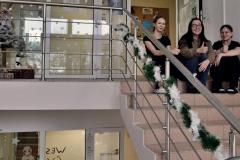 Na zdjęciu widać wychowanki, które z zadowoleniem prezentują udekorowaną kondygnację przygotowaną z okazji zbliżających się Świąt Bożego Narodzenia