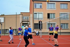 Wychowawcy grają przeciwko wychowankom w piłkę siatkową