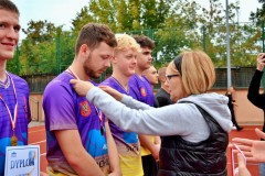 Dyrektor Bursy Regionalnej w Ostrołęce wręcza medale i dyplomy uczestnikom meczu