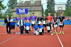 Zbiorowe zdjęcie pamiętkowe uczestników meczu na boisku piłki siatkowąej