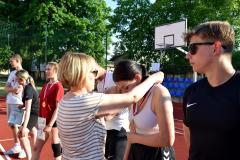 Dyrektor Bursy wręcza uczestnikom pamiątkowe dyplomy i medale
