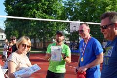 Dyrektor Bursy wręcza uczestnikom pamiątkowe dyplomy i medale