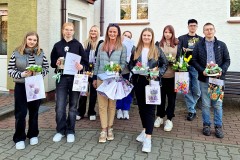 Nagrodzeni wychowankowie przed Internatem ZSZ nr 1 wraz z wychowawcą 