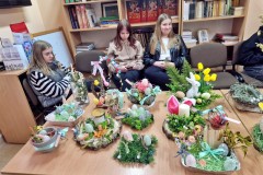 Wystawa stroików konkursowych oraz wychowankowie oczekujący na rozstrzygnięcie konkursu