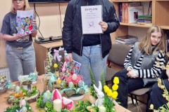 Wychowanek odbiera dyplom i nagrodę za miejsce II