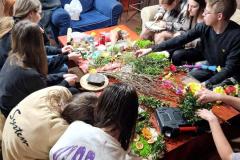 Młodzież podczas warsztatów plastycznych wykonuje prace na konkurs