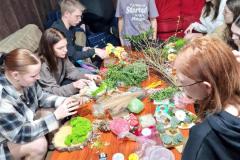 Młodzież podczas warsztatów wykonuje stroiki wielkanocne