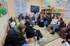 Młodzież wsłuchuje się w podsumowanie konkursu w Internacie ZSZ nr 1