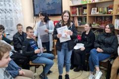 Wychowanka odbiera nagrodę i dyplom za zajęcie III miejsca w konkursie