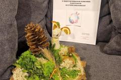 Stroik wielkanocny wykonany z naturalnych materiałów. Dyplom za zajęcie I miejsca.